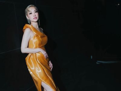 Kilau BCL dengan Dress Emas