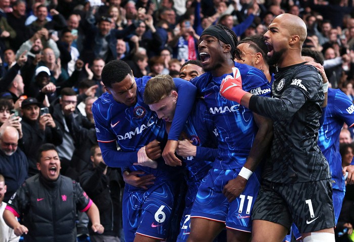 Chelsea Soccer Football - Premier League - Chelsea v Liverpool - Stamford Bridge, London, Britain - May 4, 2025 Chelseas Cole Palmer celebrates scoring their third goal with teammates Action Images via Reuters/John Sibley EDITORIAL USE ONLY. NO USE WITH UNAUTHORIZED AUDIO, VIDEO, DATA, FIXTURE LISTS, CLUB/LEAGUE LOGOS OR LIVE SERVICES. ONLINE IN-MATCH USE LIMITED TO 120 IMAGES, NO VIDEO EMULATION. NO USE IN BETTING, GAMES OR SINGLE CLUB/LEAGUE/PLAYER PUBLICATIONS. PLEASE CONTACT YOUR ACCOUNT REPRESENTATIVE FOR FURTHER DETAILS.. TPX IMAGES OF THE DAY