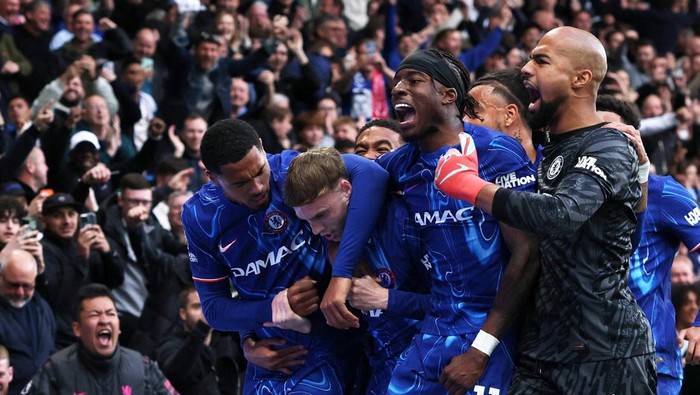 Chelsea Soccer Football - Premier League - Chelsea v Liverpool - Stamford Bridge, London, Britain - May 4, 2025 Chelseas Cole Palmer celebrates scoring their third goal with teammates Action Images via Reuters/John Sibley EDITORIAL USE ONLY. NO USE WITH UNAUTHORIZED AUDIO, VIDEO, DATA, FIXTURE LISTS, CLUB/LEAGUE LOGOS OR LIVE SERVICES. ONLINE IN-MATCH USE LIMITED TO 120 IMAGES, NO VIDEO EMULATION. NO USE IN BETTING, GAMES OR SINGLE CLUB/LEAGUE/PLAYER PUBLICATIONS. PLEASE CONTACT YOUR ACCOUNT REPRESENTATIVE FOR FURTHER DETAILS.. TPX IMAGES OF THE DAY
