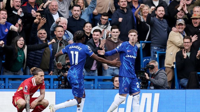 Soccer Football - Premier League - Chelsea v Liverpool - Stamford Bridge, London, Britain - May 4, 2025 Chelseas Cole Palmer celebrates with Noni Madueke after Liverpools Jarell Quansah scored an own goal and Chelseas second REUTERS/David Klein EDITORIAL USE ONLY. NO USE WITH UNAUTHORIZED AUDIO, VIDEO, DATA, FIXTURE LISTS, CLUB/LEAGUE LOGOS OR LIVE SERVICES. ONLINE IN-MATCH USE LIMITED TO 120 IMAGES, NO VIDEO EMULATION. NO USE IN BETTING, GAMES OR SINGLE CLUB/LEAGUE/PLAYER PUBLICATIONS. PLEASE CONTACT YOUR ACCOUNT REPRESENTATIVE FOR FURTHER DETAILS..