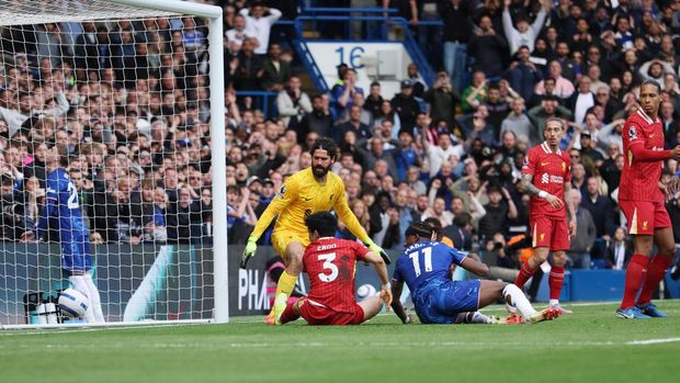 Soccer Football - Premier League - Chelsea v Liverpool - Stamford Bridge, London, Britain - May 4, 2025 Liverpool's Jarell Quansah (not pictured)  scores an own goal and Chelsea's second Action Images via Reuters/John Sibley EDITORIAL USE ONLY. NO USE WITH UNAUTHORIZED AUDIO, VIDEO, DATA, FIXTURE LISTS, CLUB/LEAGUE LOGOS OR 'LIVE' SERVICES. ONLINE IN-MATCH USE LIMITED TO 120 IMAGES, NO VIDEO EMULATION. NO USE IN BETTING, GAMES OR SINGLE CLUB/LEAGUE/PLAYER PUBLICATIONS. PLEASE CONTACT YOUR ACCOUNT REPRESENTATIVE FOR FURTHER DETAILS..
