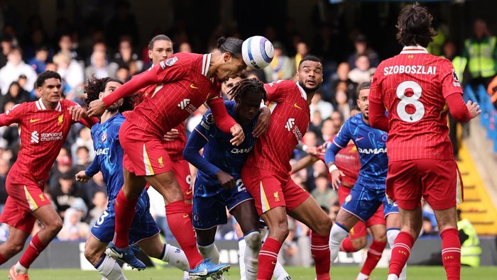 Soccer Football - Premier League - Chelsea v Liverpool - Stamford Bridge, London, Britain - May 4, 2025 Liverpools Virgil van Dijk scores their first goal REUTERS/David Klein EDITORIAL USE ONLY. NO USE WITH UNAUTHORIZED AUDIO, VIDEO, DATA, FIXTURE LISTS, CLUB/LEAGUE LOGOS OR LIVE SERVICES. ONLINE IN-MATCH USE LIMITED TO 120 IMAGES, NO VIDEO EMULATION. NO USE IN BETTING, GAMES OR SINGLE CLUB/LEAGUE/PLAYER PUBLICATIONS. PLEASE CONTACT YOUR ACCOUNT REPRESENTATIVE FOR FURTHER DETAILS..
