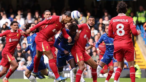 Soccer Football - Premier League - Chelsea v Liverpool - Stamford Bridge, London, Britain - May 4, 2025 Liverpool's Virgil van Dijk scores their first goal REUTERS/David Klein EDITORIAL USE ONLY. NO USE WITH UNAUTHORIZED AUDIO, VIDEO, DATA, FIXTURE LISTS, CLUB/LEAGUE LOGOS OR 'LIVE' SERVICES. ONLINE IN-MATCH USE LIMITED TO 120 IMAGES, NO VIDEO EMULATION. NO USE IN BETTING, GAMES OR SINGLE CLUB/LEAGUE/PLAYER PUBLICATIONS. PLEASE CONTACT YOUR ACCOUNT REPRESENTATIVE FOR FURTHER DETAILS..