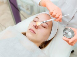 5 Tanda di Kulit yang Beritahu Sudah Waktunya Kamu Peeling Wajah