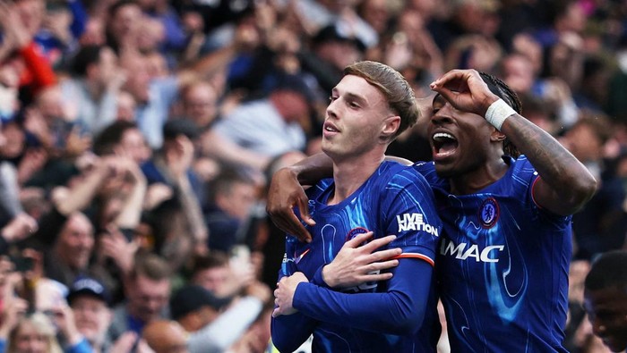 Soccer Football - Premier League - Chelsea v Liverpool - Stamford Bridge, London, Britain - May 4, 2025 Chelseas Cole Palmer celebrates scoring their third goal with teammates Action Images via Reuters/John Sibley EDITORIAL USE ONLY. NO USE WITH UNAUTHORIZED AUDIO, VIDEO, DATA, FIXTURE LISTS, CLUB/LEAGUE LOGOS OR LIVE SERVICES. ONLINE IN-MATCH USE LIMITED TO 120 IMAGES, NO VIDEO EMULATION. NO USE IN BETTING, GAMES OR SINGLE CLUB/LEAGUE/PLAYER PUBLICATIONS. PLEASE CONTACT YOUR ACCOUNT REPRESENTATIVE FOR FURTHER DETAILS..