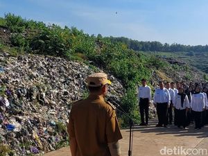 CPNS Pemalang Terima SK di Tempat Penimbunan Sampah, Bau tapi...