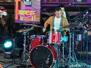 Video: Aksi Menteri Wihaji Gebuk Drum di detikSore On Location Video: Aksi Menteri Wihaji Gebuk Drum di detikSore On Location