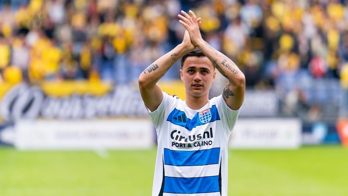 BREDA, NETHERLANDS - MAY 4: Eliano Reijnders of PEC Zwolle applauds for the fans during the Dutch Eredivisie match between NAC Breda and PEC Zwolle at Rat Verlegh Stadion on May 4, 2025 in Breda, Netherlands. (Photo by Joris Verwijst/BSR Agency/Getty Images)