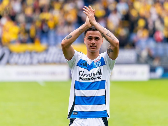 BREDA, NETHERLANDS - MAY 4: Eliano Reijnders of PEC Zwolle applauds for the fans during the Dutch Eredivisie match between NAC Breda and PEC Zwolle at Rat Verlegh Stadion on May 4, 2025 in Breda, Netherlands. (Photo by Joris Verwijst/BSR Agency/Getty Images)