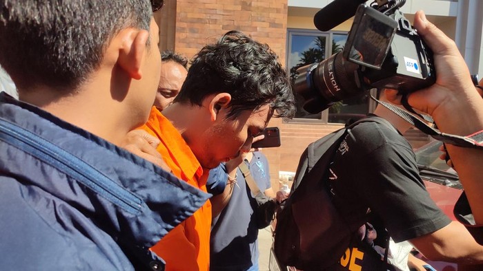 Galuh Widiasmoro (27), pembunuh perempuan driver online yang jasadnya didapatkan di dalam kendaraan beroda empat Jalan Kerta Dalam, Desa Sidakarya, Denpasar, dihadirkan di saat pertemuan pers di Polresta Denpasar, Senin (5/5/2025). (Firizqi Irwan/detikBali) Galuh Widiasmoro (27), pembunuh perempuan driver online yang jasadnya didapatkan di dalam kendaraan beroda empat Jalan Kerta Dalam, Desa Sidakarya, Denpasar, dihadirkan di saat pertemuan pers di Polresta Denpasar, Senin (5/5/2025). (Firizqi Irwan/detikBali)
