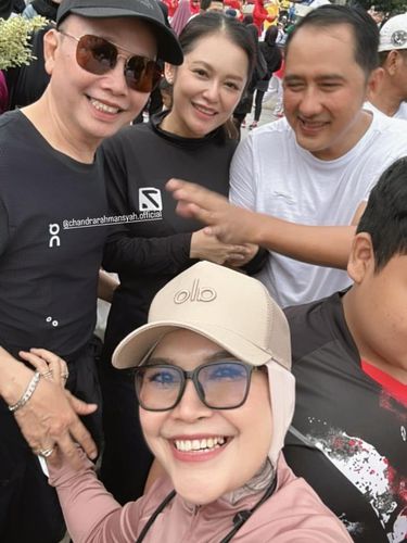 Gaya Keluarga Ayu Ting Ting Ramaikan CFD Perdana di Depok