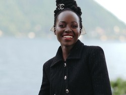 Alec Baldwin Tampar Online Elon Musk, Sebut Lupita Nyongo Tercantik Sedunia