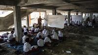 Gedung Baru Terkunci, Siswa SDN Bedono 1 Belajar di Kolong