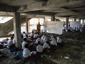 Gedung Baru Terkunci, Siswa SDN Bedono 1 Belajar di Kolong Gedung Baru Terkunci, Siswa SDN Bedono 1 Belajar di Kolong
