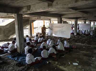 Gedung Baru Terkunci, Siswa SDN Bedono 1 Belajar di Kolong