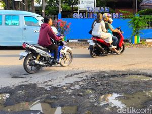Rusak dan Berlubangnya Jalan Galunggung Kota Cirebon Rusak dan Berlubangnya Jalan Galunggung Kota Cirebon