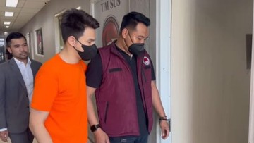 Jonathan Frizzy: Dari Jas Mewah ke Baju Tahanan - Transformasi Mengejutkan!