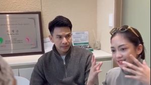 7 Foto Jonathan Frizzy & Ririn Dwi Ariyanti Oplas Bareng ke Korea
