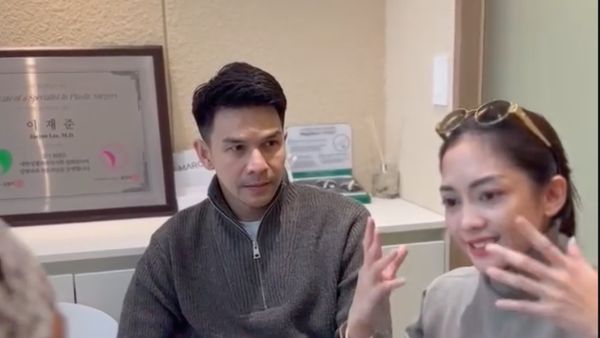 7 Foto Jonathan Frizzy & Ririn Dwi Ariyanti Oplas Bareng ke Korea