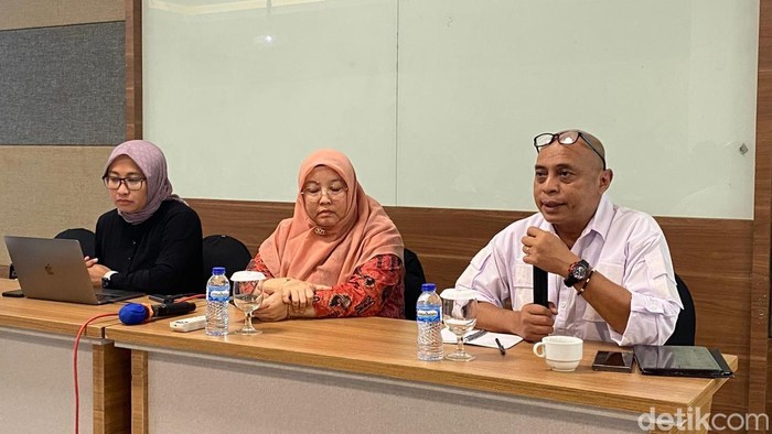 Kabid Humas Unhas Ishaq Rahman (paling kanan) ketika merilis permasalahan praduga kecurangan UTBK-SNBT. unhas peroleh joki