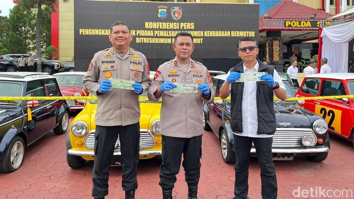 Kapolda Sumut Irjen Whisnu bareng  Dirreskrimum Komisaris Besar Sumaryoni (kanan) dan Irwasda Polda Sumut Komisaris Besar Masbudhi berfoto di depan mini cooper rakitan. (Foto: Finta Rahyuni/detikSumut)