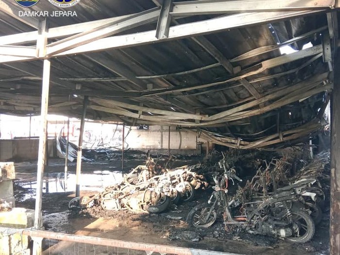 Parkiran motor pekerja pabrik di Jepara ludes terbakar, Senin (5/5/2025).
