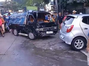 3 Mobil Kecelakaan Beruntun di Jl Raya Bogor-Sukabumi, 2 Orang Terluka 3 Mobil Kecelakaan Beruntun di Jl Raya Bogor-Sukabumi, 2 Orang Terluka