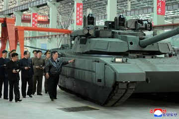 Kim Jong Un Tinjau Pabrik Tank, Dorong Modernisasi Militer