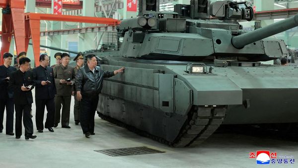 Kim Jong Un Tinjau Pabrik Tank, Dorong Modernisasi Militer