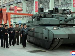 Kim Jong Un Tinjau Pabrik Tank, Dorong Modernisasi Militer