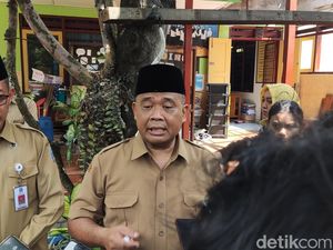 Tangis Bupati Sleman Cek Atap SDN Kledokan Ambruk, Minta Segera Diperbaiki Tangis Bupati Sleman Cek Atap SDN Kledokan Ambruk, Minta Segera Diperbaiki