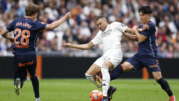MADRID, SPAIN - MAY 04: Kylian Mbappe player of Real Madrid fights for the ball during the La Liga match between Real Madrid CF and RC Celta de Vigo at Estadio Santiago Bernabeu on May 04, 2025 in Madrid, Spain. (Photo by Pedro Castillo/Real Madrid via Getty Images)