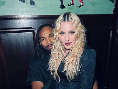Potret Mesra Madonna Bareng Pacar Pemain Bola yang 37 Tahun Lebih Muda