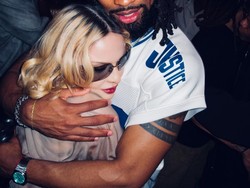 Gaya Madonna di Ultah Pacar yang Lebih Muda 37 Tahun, Pakai Baju Menerawang