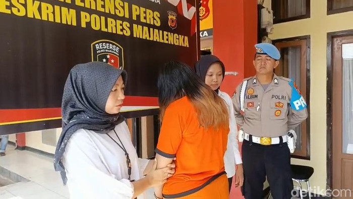 Mahasiswa yang menyekap pacarnya di kamar sampai tewas ditampilkan dalam pertemuan pers di Majalengka