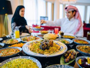 5 Makanan Khas Arab Saudi yang Bikin Kamu Jatuh Cinta saat Traveling ke Sana