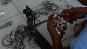 Melihat Pembuatan Gelang Identitas Jemaah Haji di Boyolali
