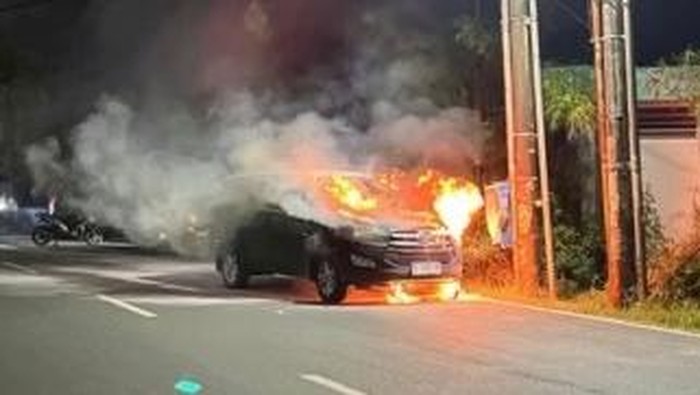 Mobil terbakar di Jalan Metro Tanjung Bunga Makassar. kendaraan terbakar