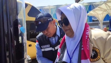 Gembiranya Jemaah Haji Disabilitas Asal Tangsel Saat Tiba di Madinah