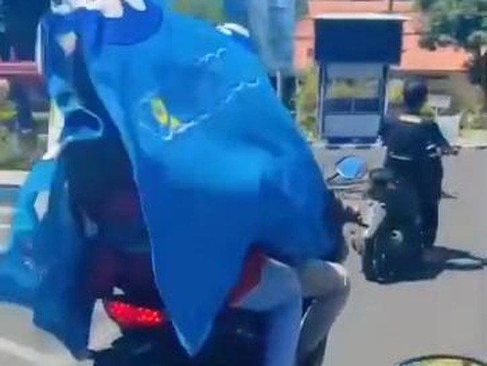 Pemotor memakai selimut Pemotor memakai selimut