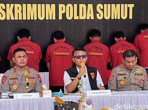 8 Fakta Terbongkarnya Rumah Produksi Dokumen Mobil Mewah Palsu di Medan 8 Fakta Terbongkarnya Rumah Produksi Dokumen Mobil Mewah Palsu di Medan