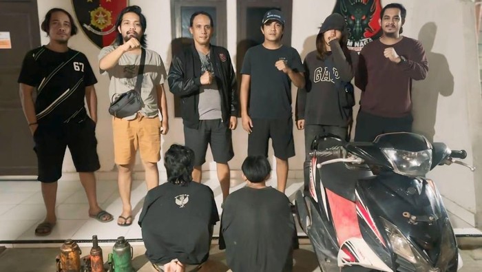 Polisi dikala mengamankan pembobol bengkel kendaraan beroda empat di Pangkalpinang Polisi dikala mengamankan pembobol bengkel kendaraan beroda empat di Pangkalpinang