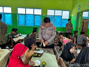 Dukung Perbaikan Gizi, Polres Blitar Kota Salurkan Makan Siang Bergizi Dukung Perbaikan Gizi, Polres Blitar Kota Salurkan Makan Siang Bergizi