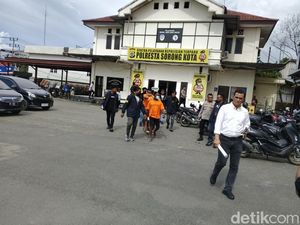 Polisi Usut Sumber Dana 4 Separatis NRFPB Tersangka Kasus Makar di Sorong Polisi Usut Sumber Dana 4 Separatis NRFPB Tersangka Kasus Makar di Sorong
