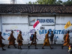 Potret 36 Biksu Thudong Tiba di Kendal