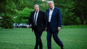 Potret Presiden Trump Sambangi Gedung Putih Bareng Ayah Mertua