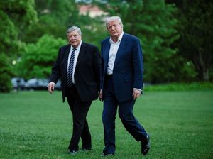 Potret Presiden Trump Sambangi Gedung Putih Bareng Ayah Mertua