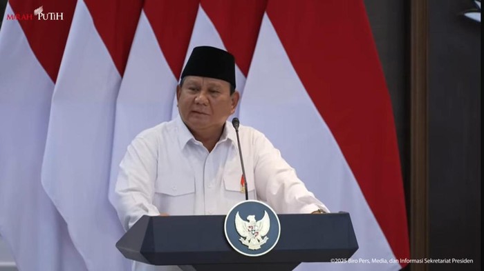Presiden Prabowo Subianto menganalisa 6 bulan pertama pemerintahan berjalan. Dia meminta kabinet saling mengoreksi atas hal-hal yang selama ini dikerjakan. (Dok. YouTube Setpres) Presiden Prabowo Subianto menganalisa 6 bulan pertama pemerintahan berjalan. Dia meminta kabinet saling mengoreksi atas hal-hal yang selama ini dikerjakan. (Dok. YouTube Setpres)