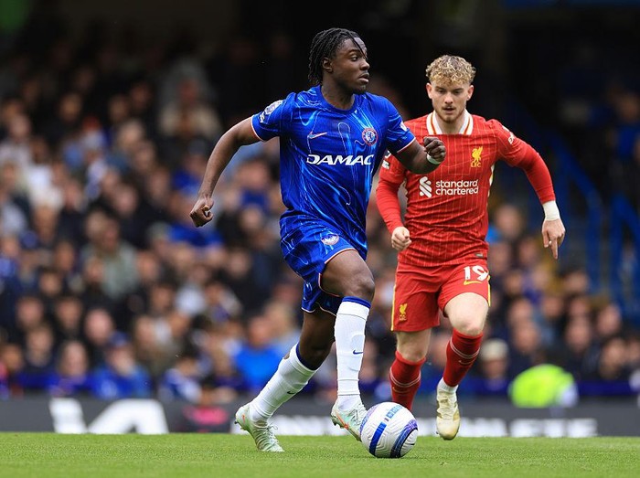 romeo lavia chelsea chelsea vs liverpool liga inggris premier league LONDON, ENGLAND - MAY 04:Romeo Lavia of Chelsea in action with Harvey Elliott of Liverpool during the Premier League match between Chelsea FC and Liverpool FC at Stamford Bridge on May 04, 2025 in London, England. (Photo by Marc Atkins/Getty Images)