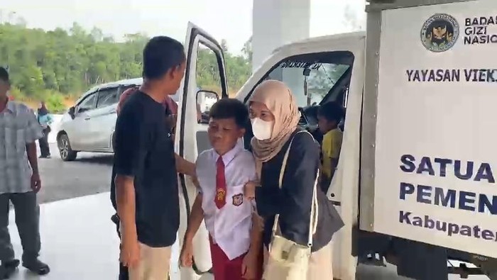 Salah satu siswa terlihat lemas di saat dikirim  ke IGD RSUD Talang Ubi PALI penyebab keracunan